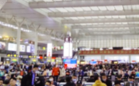 ���\������