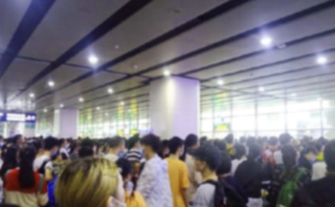 ���\������