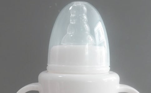 邊喂奶邊玩手機影響嬰兒大腦