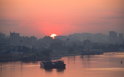 評(píng)點(diǎn)李拂曉《大愛(ài)無(wú)言》