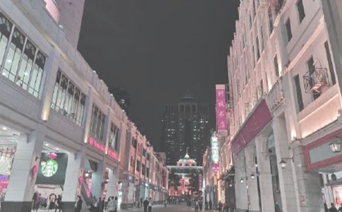 逛中心廣場(chǎng)作文