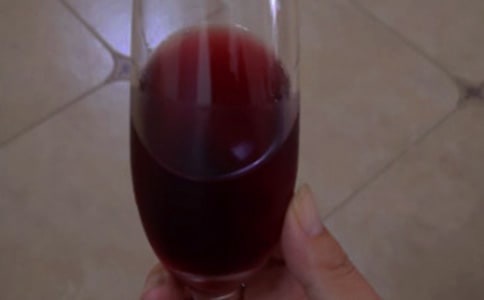 當(dāng)紅酒遇上玫瑰 誰會愛上誰散文