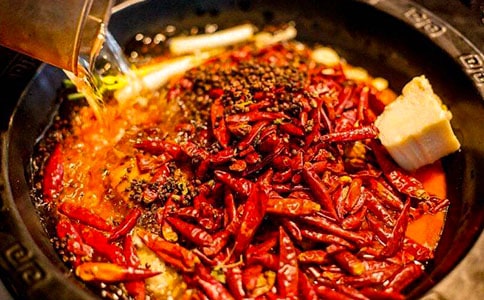 �Ի��?zh��n)��?/></p>
<h2>�Ի��?zh��n)��?</h2>
<p>����������ô��ζ�Ĵ�Ͱ����������ҳ���һ�D���������ζ��������˻�ζ�o�Fѽ��</p><p>�����糿���Һ��⹫ȥ�ˈ�(ch��ng)�I�ˣ�ֻҊ�ˈ�(ch��ng)��ɽ�˺�������ϔ[�������N���ӵ��߲ˡ����r���ˈ�(ch��ng)�ܟ��[���е��������x��Ʒ���е�����ӑ�r(ji��)߀�r(ji��)���Һ��⹫�|���������������������۷Ź���һ�ښ��I��һ��Ѳ�����Ģ������������޲�����������ţ�⡢�r��߀���r������Ʒ�N�S�������˴������ߡ�</p><p>�����ص��Һ����Һ��⹫��æµ��������ؓ(f��)؟(z��)ϴ�ˣ��⹫ؓ(f��)؟(z��)���{(di��o)����һ�М�(zh��n)��;w���⹫���_�˻�偵�.�_�P(gu��n)����������һ������偵���ȼ����һ����������С�Ļ�����׃��������ȼ���Ĵ����һ�������ݸ�����ˮ����������ȥ�Ĳ˶�Ư��ˮ����������һ����С�����u�u�����ҵ�˼�w�S���@�ҡ�С����Ư��Ư��Ư�������ݳ����ĵط�������ˮ���m���������ˡ�ˮ���m�����ҿ������N���ӵ���ʳ������������ϲ�۵��S������S���ͨ�w���S������һ��(g��)��Ԫ��������һ��СС�Ĵ����S���Ư��Ư��Ư�M(j��n)��һ����Ѫ���ڡ������������ҵ��S����������r(sh��)�����ֻص��ˬF(xi��n)��(sh��)���磬�ҭh(hu��n)��������ְ֋����ѽ�(j��ng)�_�����������Ғ��_һ���s���������U������</p><p>������(j��ng)�^��һ�����^��(zh��n)�����ҵĶ���׃�ÈA�Ĺĵ�������һ��(g��)��Ƥ��������ϲ�g�Ի�偡�</p><h2>�Ի��?zh��n)��?</h2>
<p>�����L(f��ng)�������������������������n�ŌW(xu��)�����ص�������ǰһĻ���Ҵ��һ�@���Ի�偵Ĳ;���ʳ��[�����������м�(x��)�L(zh��ng)��z��.�۽z���ֵ���С���޵��������һ�Ø��Ƶ����m���ˡ���</p><p>����������(du��)�ҵ�������ؐ������҂�?n��i)���һ��������?zh��n)��Ի����������Ү������һ�����߸ߣ��޲����R�ϰ������^����Ʒ�L��ζ��</p><p>�����Ҵ��_���������ó��Ă�(g��)�룬��ȥ�������p�������ܵ������������ΰ����[�����������������ゃ�ɂ�(g��)������������ְ����˳��������ǽ�㊙�����t��ֱ���F(xi��n)��߀�]�^��������ȥһ�������ڴ������C(j��)���e�� �����أ���ժ�����Ķ��C(j��)�f������������Ի���������� ������������I��Ҋ���������R�ܳ�ȥ���_����</p><p>�����҂�������ʽ���ӵĲˣ���֪���������������p�����ڲ��ϱP������ͻȻ����һ�p���ӏ�һ߅�@���^ȥ���A��һƬƬ�׻������������һ����ԭ���ǰְ�����Ҳ�����ȥ�A�����</p><p>�����^��һ��(hu��)����������������s�o�A��һ��(g��)�����]�뵽�ҵ����X��һ����������ͱ��C�������Ҵ��˴�������ֳ���һ�������������������ܛ�ɿ���Ƥ���⣬�o�ȵĺó�����һ���r������ζ��������ζ����������������Ѹ�ٳ������֊A��һ��(g��)���@һ�����ҡ�����һ�q�L(zh��ng)��һ�ǡ���������߅���˴���һ���������</p><p>���������ó���ϣ����һ��߀�ܳԵ���</p><h2>�Ի��?zh��n)��?</h2>
<p>�������������������������ζ�ؿ�������ͻȻ��һ���ζ�h�M(j��n)���ҵı����������ѽ����ʲô�óԵ������Ҳ��������y(c��)��</p><p>������������һ·׷�����K���ҵ��ˁ�Դ��ԭ����һ偟���v�v�Ļ�����������ҵ���������Ҷ�Ԓ�]�f�������͋���ȡ�롢�ÿ���{(di��o)�����޲������R�_�ԡ��?zh��n)Ӵ��_������ζ�������������������ÿ���������ȊA��һ���~�����@���~��ѩ��ѩ�׵���ҧһ��Q����ζ�����r�����һ���ˬ����һ�¾ͻ������ҵĶ�����������θ�ڴ��_�����������c���r�������ȵ��Ґ۳Ե�ʳ�ﱻ��һһ���M(j��n)���ҵĶ�����</p><p>�����M�Mһ偲�һ��(hu��)�ͱ��ɵ����������֌��ö�����ɫɫ��ʳ����M(j��n)ȥ����������ȥ���ݜ�Ȫ������Ȼ��һ��(g��)��(g��)׃�ķ��^��������ÿɐۡ��^��һ��(hu��)���ͱ��҂�����Ƀ��ˡ��Ի�偹���ʳ��߀������߀Ҫ�����{(di��o)�ϣ�����������u�������۴����ְ֐ۺ��r�u����ζ��.ʳ��������@Щ�{(di��o)����׌ʳ��׃�ø�����ζ�o�Ⱥ͐۲�ጿ�����</p><p>�����f���@ô�࣬���ǲ��ǌ�(du��)���ҲԽ��Խϲ����������Ķ����������v�v��ζ�o�ȵĻ������һ��׌�˺��䐂�����顣</p><h2>�Ի��?zh��n)��?</h2>
<p>�����ϴ����ְ֋�������һ��ȥ����ζ��偡���Ի�����҂����f��偿�������ζѽ��ʹ�˻�ζ�o�F��ֻ��̫�F�����҂��Q���ڼ���Ի�偲��ǺܺÆ᣿</p><p>���������҂��ڶ���������_ʼ�Є�(d��ng)���ְ��ڼҁ��Ͳ�ǣ��Һ͋���һ�����Ј�(ch��ng)�_ʼ��ُ����偵Ĳ����Һ͋���һ�����Ј�(ch��ng)�_ʼ�I���������Ј�(ch��ng)���լ��MĿ��.��偲��������ۻ����y�����f������������������Ҫ���������������S�����۽z���~�������衭��������������һ��(hu��)�������I��һ�������Ҫ�ߕr(sh��)�����f������ѽ���Ҳ��c(di��n)�������I��偵����������ֻ�ȥ�I�����ò������I�����҂��M�d���w���ְֳ����f�҂��G���������ص��Һ��҂����_ʼ������������������ҿ��ǋ����ĺ��������F(xi��n)�������ҳ���(ch��ng)�ˣ��������Ұќ����_�ٷ�ЩͲ�����^һ��(hu��)���͜�(zh��n)����ˣ�</p><p>�����K�ڿ��Գ��������������Ћ����Ѱ����ŵ������Ȱ��������������(g��)�����Ƶ����Â�(g��)����һ�ƣ��͓����ׂ�(g��)���������f�������������Ի����ʲôһ�Ӷ಻���^ѽ�����������f�����ְֳԻ�偱����y���������㿴�ÿ��ӊA��һ��(g��)�����M(j��n)���������ұȰְֺö��ˣ����ְֺ���֪���҂�?c��)�Ц���������D(zhu��n)��Ԓ�}�f�����ゃ?c��)�Цʲô���㿴���۽z������߀���������Ȼȫ�w���ˡ����҂�ֻ�ñ�ס�۽z���f���ְֲ��v�������҂����������҂��Ѓɂ�(g��)��һ�¾͓����˷۽z�����������R��̩ɽ����</p><p>������ϲ�g�Ի������?y��n)��偼���ζ�֎������S�S���Ę�Ȥ��</p><h2>�Ի��?zh��n)��?</h2>
<p>���������������҂���һ�Ҝ�(zh��n)��ȥ�Ի��ůů������</p><p>�����҂��������A(y��)���r(sh��)���Ԓ�ﾹ�f�]�п��������Ҿ�����ˣ��ɶ��Ļ�偵�������ɽ��Ұ������Ҳ�������ѽ!��ô��(hu��)�]���������أ��@����Ҳ̫���˰�!�]�k�����҂�ֻ��ȥ����ֱ�ӵ��ˣ��Y(ji��)����׌�қ]�뵽���ǣ�����������һ���L(zh��ng)���(du��)�����ҵ��^�̲�ס����̽��̽���������o̓ϯ��������������ȫ���ǻ����������ζ�����������T���ÿ�����һ���ڳԻ�偣�ֻҊ�����ϔ[�M��Ψ����������^��ϵ�ƿ�ڶ���һ�����͵�������Ե�����϶�����һ�Ӻ�������������һλ���Ҳ���ĺ��������������ֱ����������ͺ�õ�Ŷ�ǂ�(g��)��էһ������׃�����c�������@���������Ҵ������ߣ��һ�����:���������������������ζ�������@��偡���ԓ��ð�!</p><p>�����K����λ�������������A�L�L�Ķ�������u��[�������������҂�һ�Ҿ������M(j��n)ȥ������(w��)�T�����ˆ΁��c(di��n)�����s�c(di��n)�@�@�]�У��c(di��n)���Ǜ]����������(w��)�T�@����ô���£�����(w��)�T�MĘǸ����f������(du��)��������(du��)����������]�뵽�����@ô�࣬���ǲ˛]��(zh��n)��������҂���`ʧ�`�´�һ�������������Ǿ��㏊(qi��ng)�c(di��n)��һЩ������偺ò����ׁ��˺����ұ㲻C�_ʼ���������Ե��ǽ�һ��(g��)�֡�ˬ����������©�דƵĖ|���]�e�ľ���һ���һ��ѵĻ������ǲ���߀ ���e���f�����@��ζ�������ڣ��´�߀������!��</p><p>������������߀����������������Щ���T���N�������Ի�偵��˂���������������x�_����</p><h2>�Ի��?zh��n)��?</h2>
<p>�������x�ϵ۵Ķ��n���������҂�?n��i)����K�����Iϴ�C(j��)�r(sh��)�����K�������ڸ���(d��ng)������������(w��)�T��һֻС�ɵ�늻�偮�(d��ng)��ٛ(z��ng)Ʒ�ͽo���҂�����С�͐۳Ի�偵��ҽK�ڲ����X���S�r(sh��)�ܳ��ϡ���側�͡�����</p><p>�����ڶ����糿���ҺͰְ֋���ȥ�r(n��ng)�Q(m��o)�Ј�(ch��ng)�I�˷۽z���Ź����������������ᘹ�����(zh��n)�����偳ԡ�</p><p>��������偺ÇD��</p><p>�������� Ҋ�ˋ����ĺ�����æ�����Đ۵ĕ���ֱ��������</p><p>�����Լ����Ļ�偾��ǲ�һ�ӣ�</p><p>�����������_��͸���Ĳ����w�����Z��</p><p>�����������S�õ�����һ���������͏d���D�r(sh��)��M�˻�偵���ζ����</p><p>�����������С������������S�಻���۵�С�����ڡ����s�Z����y������������һ��(g��)��(g��)��(y��n)���ľ��������ھ����҂����ܠC�������ٳ�����Ȼ�����ؓ(f��)��</p><p>�����ɱ���ζѬ���l�l�ʿ�ˮ����������@Щ�������ӓ���һ�K���������������������ϣ�</p><p>��������������ʹ�����������ֻ�X�ö�����һ�F(tu��n)��Ӳ�����c���@���^��һ��(hu��)�������Ӳź���Щ��</p><p>�����������سԣ��C�ĳ���ȥ�c�ӕ�(hu��)�ܻ�����</p><p>�������ְ���(g��)��W(xu��)���Ƶ�'�̌�(d��o)�ң��䌍(sh��)���Լ�Ҳ�����̻��ʵسԻ������</p><p>�����ҽ����֊A��һ�ѷ۽z���������������ֻ ��֨�һ��߀�]���ҷ���(y��ng)�^�����Ƿ۽z���ѱ�һ�ɏ�(qi��ng)����������M(j��n)����������</p><p>�����ְ֋���Ҳ����ʾ����һ��(g��)ʹ�Ž���ˣ�һ��(g��)ƴ���Ȝ����҂�һ���˰������������������˾���������ʣ�µ���ֻ�ЈA�A�Ķ��ӡ�����Ě�ζ���ޣ�߀�����H�������ܰ�ļ�ͥ��Ϣ��</p><h2>�Ի��?zh��n)��?</h2>
<p>�����������҂�һ�����d�߲��ҵ�ȥ�Ի����</p><p>����һ�����T�����Ҿ��Ȳ�����������܇�����L(f��ng)һ�ӛ_�M(j��n)��偵ꡣ���M(j��n)�����Ҿͱ�һꇓ�ǵ���ζ��ס�����������ѽ�������鲻�Խ��ؽ�������</p><p>�����҂��s������һ��(g��)λ�����J(r��n)�J(r��n)������c(di��n)������һ�ρ����Ҿ��d�_�_��������������Ҳ��ú���ð���������ҷ��v���ğᜫ�ˡ�Ҫ֪������ƽ�r(sh��)�����»�ͷ��v�Ė|���������X���������ϻ���ը��һ��Σ�U(xi��n)�����F(xi��n)��������Ȼ����һλ��ʿ�����H������߀���_�ĵ����p�ǻ���﷭�L����'�⣺������һ��(g��)��(g��)��Ӿ�����ƵČ�(du��)���ҡ�Ц�����������f�����@���Ĝ�Ȫ������������ҿ����@Щ����ɫ�ɲ͡���ʳ������ˮ�� Ԓ��ֱ����ð���ʶ��ʲ���ȥ�����½��ЦԒ����������ע�⣬���s�����ֱ����˲�����</p><p>����݆����ᘹ��������������ӡ���ˮ������������(zh��ng)�ȿֺ�����M(j��n)����߀���F(xi��n)���S�S����ˮ������ᘹ��������ڻ���֨֨����Ц�����ֺ����ڟ��h��ʲô����ᘹ���һ��(g��)��(g��)�ְ����ۼ�(x��)�L(zh��ng)��(g��)����С���`�T�����ң������е���A�Ĺĵ�С�������е�������ֵ�С���ޣ�߀�е���A�����ƹ������ʮ�����ː������ӂ��еĴ����Gɫ���·����е����ϲ��M�˺�ɫ��С�c(di��n)���ټ���һЩ�߲������N���ӵ�ʳ�İѻ�側�������_�������ˊyһ����ʮ�ֺÿ���</p><p>�����˕r(sh��)������Ҳ���಻ס������x�ĺ��������̻��ʵس��������ҵ����^���챻�C���������˕r(sh��)�˿���Ҳ�����ô���ˡ�</p><p>�����ҳԵý����ζ��ֱ������������һ�ӈA���űM�d���x�_��偵���</p><h2>�Ի��?zh��n)��?</h2>
<p>�������^ѩ��������ƺ����ӵĺ��������@��(g��)�r(sh��)��͕�(hu��)���ӑ��������v�v�Ļ�������Ǯ�(d��ng)�����Q����ȥ��ĕr(sh��)�����ұ����hȥ�˳Ի����������Ȼ��ͬ���ˡ�</p><p>�����������ְ��_��܇���҂�һ��ȥ�Ի�����˕r(sh��)�Ļ�偵��������߀�Ǳ��^��������Ҵ�Ҷ��Եý����ζ�����҂�?c��)ڷ��?w��)�T�Ď��I(l��ng)����������ǰ�����������ȷ���(w��)�T�Á��˲ˆ����҂����_ʼ�c(di��n)�����ְֺ͋����c(di��n)�˺ܶ�Ĳˣ��҂��x���x��偵����ȵ�����(w��)�T����偶��������ӵĕr(sh��)�����ұ��Ȳ��������|�����M(j��n)��������Ȼ�偟��õĕr(sh��)�����ұ�������������еț�һЩ�ٳԣ�����ǰ���Ǳ��C�^��`������(d��ng)��Ƭ����ĕr(sh��)����ʮ�ֵ��ۻ������ҽ�(j��ng)�^���͵����������T�˵���ζ��ʮ�ֵĺóԣ��Ҳ����������������e���˴�Ĵָ���˕r(sh��)�����������ҳԵ�ʮ�ָ��d����Ц����(du��)���ְ��f�������҂��ҿ�����һ��(g��)С�؈���ְֺ͋���߀�ǲ�ͣ�o�҂��A�����N�Ĳ�����ë����������ţ����ȵȣ���ʮ�ֵĸ��d��������҂�һ�Ҷ���ͦ��������x�_�ģ����ǖ|�������������]�����M(f��i)��</p><p>�����қQ������Ե����ʮ�ֵ��_����</p><h2>�Ի��?zh��n)��?</h2>
<p>��������cף���ҋ��������ա��ҵļ��˺��ҽ��ļ���һ��Ի�偁�cף�ҋ������������@�W(xu��)���҂����ֿ��ԳԻ���ˡ��@��(g��)���ζ�����e(cu��)�����ǲ�����������������ζ���ܺá�</p><p>���������������޵ú܅������@�ņ������Ҍ�(du��)���I(y��)��'ĳ�N�ԑ�����(d��ng)�� �f��Ҫ�Ի�偕r(sh��)��������ˮ������ӛ��ȥ�������ֻ���˻�偡���������������偺���߀�Ǻ�ů�ͣ���t��̫��������(d��ng)�ҿ��������ϵĺò˺����g�Ļ�偕r(sh��)���������������I�Ķ��������������������������(d��ng)�ҳ���һ��K�u��r(sh��)���Ҳ�����˼�f:�ְ֋��������尢�����ゃҲ��Ԇ�������㲻���ҕ�(hu��)���������(d��ng)���f���@��Ԓ�r(sh��)���ҵĸ�ĸЦ���f���ǂ�(g��)؝�Ե������қ]��ע���ҵĸ�ĸ����ֻ�������ґ�(y��ng)ԓ��ʲô����(d��ng)�Ұѿ��ӷ��M(j��n)��偕r(sh��)������:�@��(g��)��偄����������(y��ng)ԓ���ó���Ȼ�����D(zhu��n)��(d��ng)�������������쵽�u���ϡ�����@�N�u��������Ȝ������ѿ����^�D(zhu��n)�^�����ó��������������Źǜ����mȻ�@���ܺó�������߀��̫�I�������ܳ��u�����Ҳ�֪����ʲô��������������֮�g�x�����ҿ϶���Ҫ���Źǜ���</p><p>�����������������ոе��ǳ����d����?y��n)���������ζ�Ļ�偣?/p><h2>�Ի��?zh��n)��?0</h2>
<p>������������Ո(q��ng)��һ��ȥ�Ի��������һ���Է���(w��)�����Ĳ͏d���������ҿ�����偵�ζ���䌍(sh��)��������������^���c�����ą^(q��)�e�����Ҝ���߀�����Լ����x�������^���܉�������������Ȼ߀�Ƕ����c(di��n)СС����ɫ���������X�������ҵ���Щ���ϵ�Ʒ�N�����Ǳ��^��ģ���������ˮ��Ҳ���߆����������Ǳ��˵���Ҳ��һЩ�� �r(ji��)�ߵġ�</p><p>������(d��ng)Ȼ������Ҳ�֪���䌍(sh��)�r(ji��)��߀�����ڲ�λ�M(f��i)������ԇ��һ��(g��)��ʮ�K�X��������Ҳ�ð��һ���ˮ���������Ўׂ�(g��)����ô��ˮ������Ҳ�S�У�Ҳ�ǘO��(g��)�e����������Ҳ�������w�(y��n)����һ���������.����(w��)��������׌�������c(di��n)һЩ���ɼ�ʹ�]���c(di��n)�ώׂ�(g��)������ȻҲ�ǃɰټӵăr(ji��)�X�ˡ�ԭ������ֻ�Ȱ��_ˮ������� ���Й���ˮ��Ҳ�͸���������?y��n)����c(di��n)����������ֻ���ˎ׿�����֪��]�X������������c(di��n)���_ˮ��Ԓ���Ͳ�������M(f��i)���K�X�����������c(di��n)���M(f��i)����ȫ�ǿ���ʡ���@�P�X������(d��ng)Ȼ�����ϲ�g�ș���ˮ���c(di��n)��Ԓ��������(d��ng)�eՓ����</p><p>�����ٿ�����Ҳ�ǃɂ�(g��)�����c(di��n)�˝M�Mһ���Ĳ�����Ӌ(j��)���M(f��i)���������������ӵ����M(f��i)��ֻҪ�����M(f��i)���Լ��X�óԵ��_�����Ǿ�����õ�����</p><h2>�Ի��?zh��n)��?1</h2>
<p>��������Ķ������܉����һ���㇊����������Ļ�����Ǿ�����m���^�ˡ����񋌋��f������������x�������ǣ��Һ͋����ڲ��Ј�(ch��ng)�I��һЩ��ţ�����Ź����廨�⡢����������ӡ�����(zh��n)�����ϳԻ����</p><p>����������r(sh��)�g��������׃��һ����ͻȻ�е�������偺ÇD������ Ҋ�˽І�����æ�����Đ۵�.����ֱ�����������������Լ����Ļ�偾��ǲ�һ�Ӱ��������@Ӡ���f�����������_͸������w�������S�õ�����һ���������͏d���D�r(sh��)�h�M�˻�偵���ζ��</p><p>����������߀����С��������������S��С�����ڡ����s�Z����y�ģ����ھ����҂����ܠC�������ٳ�����Ȼ�����ؓ(f��)���������ѱ���ζѬ�ò�ͣ���ʿ�ˮ������߀����@Щ�����������ӓ���һ��(g��)��۳Ե���������ֱ�����������������ϰ�һһ������ʹ�����������ֻ�X����������һ��(g��)�����򡱣�Ӳ�����c����L���^�˺�һ��(hu��)�������ӲŻ֏�(f��)��ƽ�o��</p><p>�����ְ֋���Ҳ����ʾ����һ��(g��)ʹ�Ž������һ��(g��)ƴ���Ȝ���һ���˰�����͟����������˾���������ʣ�µ���ֻ�ЈA�A�Ķ���������Ě�ζ�������Ҳ��c(di��n)��ӛ�ˣ�߀�����H�������ܰ�ļ�ͥ��Ϣ��</p><h2>�Ի��?zh��n)��?2</h2>
<p>�������x�ϵ۵Ķ��n���������҂�?n��i)����K�����Iϴ�C(j��)�r(sh��)�����K�������ڸ���(d��ng)������������(w��)�T��һֻС�ɵ�늻�偮�(d��ng)��ٛ(z��ng)Ʒ�ͽo���҂�����С�͐۳Ի�偵��ҽK�ڲ����X���S�r(sh��)�ܳ��ϡ���側�͡�����</p><p>�����ڶ����糿���ҺͰְ֋���ȥ�r(n��ng)�Q(m��o)�Ј�(ch��ng)�I�˷۽z���Ź�����ˡ���������ᘹ�����(zh��n)�����偳���</p><p>��������偺ÇD������ Ҋ�ˋ����ĺ􆾣���æ�����Đ۵ĕ���ֱ��������</p><p>�����Լ����Ļ�偾��ǲ�һ�����������_��͸����.�����w�����Z���������S�õ�����һ���������͏d���D�r(sh��)��M�˻�偵���ζ����</p><p>�����������С������������S�಻���۵�С�����ڡ����s�Z����y������������һ��(g��)��(g��)��(y��n)���ľ��죬���ھ����҂����ܠC�������ٳ�����Ȼ�����ؓ(f��)���ɱ���ζѬ���l�l�ʿ�ˮ����������@Щ�������ӓ���һ�K���������������������ϣ�����������ʹ�����������ֻ�X�ö�����һ�F(tu��n)����Ӳ�����c���@���^��һ��(hu��)�������Ӳź���Щ��</p><p>�����������سԣ��C�ĳ���ȥ�c�ӕ�(hu��)�ܻ��������ְ���(g��)��W(xu��)���ƵĽ̌�(d��o)�ң��䌍(sh��)���Լ�Ҳ�����̻��ʵسԻ������</p><p>�����ҽ����֊A��һ�ѷ۽z������������ţ�ֻ ��֨�һ��߀�]���ҷ���(y��ng)�^�����Ƿ۽z���ѱ�һ�ɏ�(qi��ng)����������M(j��n)�������ˡ�</p><p>�����ְ֋���Ҳ����ʾ����һ��(g��)ʹ�Ž������һ��(g��)ƴ���Ȝ����҂�һ���˰������������������˾������⣬ʣ�µ���ֻ�ЈA�A�Ķ���������Ě�ζ���ޣ�߀�����H�������ܰ�ļ�ͥ��Ϣ��</p><h2>�Ի��?zh��n)��?3</h2>
<p>�����f���ؑc�������Ȼ�͕�(hu��)�뵽���������Ļ���ж����������ゃ�϶����󲻵���</p><p>�����ؑc����������P(y��ng)�ĺ����҂���ȻҲ�Ǜ_������������ģ����҂����ܳ�̫���Ĳ��������c(di��n)���x��偵�����һ��(hu��)����ρ�������ǰһƬ�t��ֻ�����g��һ�c(di��n)�ǰל�����߅һ����������һ���ǽY(ji��)�K��ţ���������҂��@Щ���ܳ������Ϸ������@đ��(zh��n)���Bƽ�r(sh��)��Ԃ�ܳ������X����Ҳ�ʰ����L(f��ng)������������һ����ζ���Y(ji��)���҆���ʮ���犲ž�һЩ��������߅������Щ�����Եý����ζ���ˣ������������������</p><p>�����_ʼˢ�����ζ���Ұ�һ�l���~͵͵���M(j��n)���������L�L����ζ���������Ϳϵ»��������u�ȵ�`���ж��^(q��)�e���Y(ji��)���ҲŇL��һ�����͸��X�۾����Ѫ�ܶ�Ҫ���_�������������Ҫ�����Ƶġ��������@��(ji��n)ֱҪ����ͨ����Щ���Ҫ���ώױ����X���쿴�������ǂ�(g��)�����������ȥ�Lԇ����</p><p>�����@һ�D������҂��׺������еĲ˶����������g�ǂ�(g��)СС���圫���������߅��������ţ�Ͷ����˔[�O(sh��)��������������҂�Ҳ���ǇLԇ��һ���ؑc��偵�ζ�������ؑc�Ի�������L��֪����һ�L��һ����ͻȻ����һ��Ԓ����һ�N���С��ؑc������</p><h2>�Ի��?zh��n)��?4</h2>
<p>�������Z�ְ�ȥץ�~��������ˮ���һ��(hu��)���͵���һֻ���~�ρ������_�ĵ��f�����@�l�ɺó�������Lһ�L�ɡ���С���Z��ü��Ę���f�������������~�ҳ��˶�����������ȥ�u����Ļ�偵���ԡ������Z�ְ��������f�����Ǻð����҂����l�~ȥ����С���Z���d����</p><p>�������������u�����'��偵����u����Ц���к������gӭ�gӭ�������д��N���(d��ng)��偵����M(f��i)�������Z�ְ��f�����҂�Ҫһ��(g��)���M(f��i)��偵ס����u�����f�����õġ���</p><p>������偶��ρ��������Z�ְְ��~���M(j��n)���������������Ⱥ����Щ�����������c(di��n)֥�飬����һЩ���������@Щ�{(di��o)������偾͸���ζ����С���Z�Ե����^ֱ�����</p><p>�����һ�D֮�������Zһ�҄�Ҫ�����u������ס�����Z�ְ��f�����ȽY(ji��)�~Ŷ����</p><p>�������Z�ְ��@����f����偵����M(f��i)������</p><p>�����u�����f�����ǵ���偵����M(f��i)�������������M(f��i)�ã���M(f��i)ʮԪ���{(di��o)���M(f��i)��ʮԪ����λ�M(f��i)��Ԫ�����ʹ���M(f��i)��ʮ��Ԫ��һ��Ҫһ������Ԫ��Ո(q��ng)���X����</p><p>�������Z�ְ� �˶��^�������ò����ײ������^����</p><p>����С���Z����߅������͵͵��Ц��</p><p>�����@�D��偳Ե����c(di��n)̝��</p><h2>�Ի��?zh��n)��?5</h2>
<p>�����K�ڷż��������L(zh��ng)�L(zh��ng)�����˿ښ�������Ҋ���@ôЩ�������ĩ��ԇŪ�������㲣��Q���ڄ����żٵĕr(sh��)��׌��ʹʹ�������������һ �����X�Ķ��w��������������(g��)�˶�׃�p����</p><p>�����Ҍ�(du��)��������Ի�偵�Ҫ����ǰһֱ����(du��)�ċ�����Ȼ��ˬ��ؾʹ�(y��ng)�������ϣ��҂�һ�����ځ����ˡ�С���Z����偳�����һ�M(j��n)�T���Ҿ�����һ���T�˵�����ζ���Ҽ�æ�����ְ֋����Һ�λ�ã��_ʼ�c(di��n)�����ְ��c(di��n)����Ѫ����ᘹ������ţ�������X��-�����҄t�c(di��n)����۳Ե����q���XƬ��߀�����^�l���Ȼ����Ĝ����v�ĕr(sh��)�����Ҿͼ������͵؊A��һ�l���q����������������Ҋ�����̻��ʵ�`���������۵��f�������c(di��n)�����c(di��n)��С�ĠC�������ҲŲ�����ô�������ò��������@�ӵęC(j��)��(hu��)���������U�Ź�����ͻȻ���Һ���Ե��˴�����������������˻�һ���y�������Bæ����ȥ�������@���������ȵõ��������ҏ�����һ��(g��)�ŵع���������Ѹ���f�^��һƿҬ�̡���Ҋ��ρ��ˣ��Ҳ������߶�ʮһ��һ�ښ�ȵ���һ��ƿ����ɤ����߀�ǟ��Å�����</p><p>�����ְֿ�Ҋ���ǪN�Ę���������������Ц���ұ��ְ�Ц���߼t��Ę��</p><div   id=