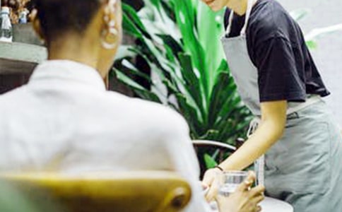 ������˿�������800��