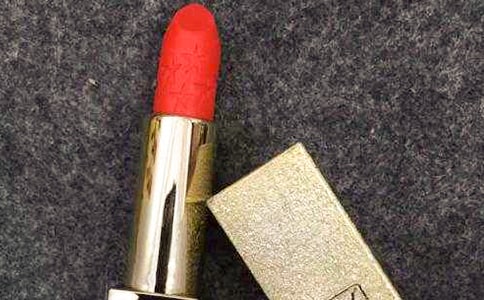使用口紅要警惕健康危害
