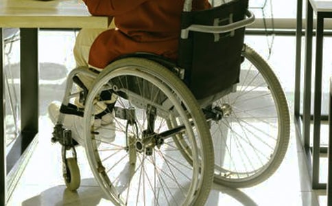 坐輪椅自考碩士 開心理診所圓理想之夢(mèng)