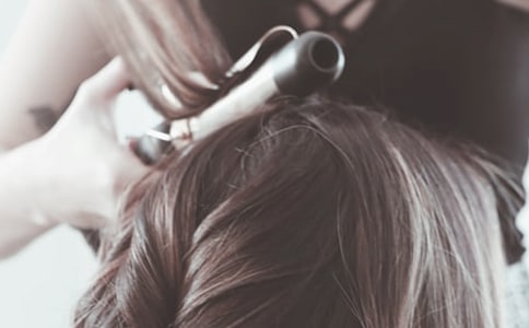 中班美術(shù)小小美發(fā)師教案