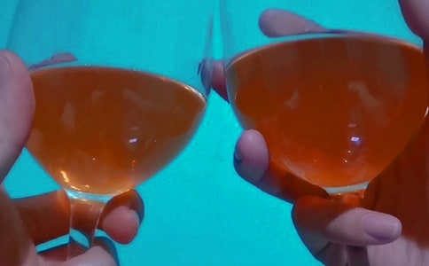 我和媽媽來(lái)做葡萄酒作文