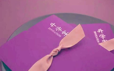 �ȡ֪ͨ���Ȅ�(chu��ng)��:�Ԍ��w ����� ����P ��Ո(q��ng)?zh��)?/></p>
<p>�����Ͼ�������W(xu��)�á��Ԍ��w����������W(xu��)�����Α��P�����S����У��m(x��)�ĳ����Ӱٳ����ȡ֪ͨ�����W(w��ng)�т��Ȼ�l(f��)�F(xi��n)��90����ȡ֪ͨ���ѽ�(j��ng)��e�ˡ���(ji��ng)��Ϙ�ʽ��׃���H���`����������΢����Ҳ���𡰕��ȡ֪ͨ�����Ļ��(d��ng)�����H��������W(xu��)�Ĝ�(zh��n)��W(xu��)���e�O�ς���Ƭ��һЩ���Ѯ��I(y��)�ľW(w��ng)��Ҳ���䵹���֪ͨ�����˳���(l��i)���ŵ��W(w��ng)����ҫһ�¡�</p>
<p>����<strong>����֪ͨ���ȡ���(chu��ng)�⡱</strong></p>
<p>�������H��ף�R��Ŷ���㱻�҂��W(xu��)У�ȡ��Ŷ����������211ԺУŶ����ɫ���ˣ��x��ʥ��Ŷ�������H���������W(xu��)�M(f��i)Ҳ�](m��i)���P(gu��n)ϵŶ���҂��С��Gɫͨ����Ŷ���H���ȡ֪ͨ�����졮�l(f��)؛��Ŷ�������H��ȫ5��Ŷ���o���u(p��ng)Ŷ���� �Ͼ�������W(xu��)�ġ��Ԍ��w���ȡ֪ͨ�����������l(f��)�W(w��ng)�j(lu��)���^���S����N��(chu��ng)���ȡ֪ͨ���^������</p>
<p>����ӛ���˽⵽���Ϻ�ؔ(c��i)��(j��ng)��W(xu��)��֪ͨ���ʡ����ۡ�ʽ���������ۡ��ŗlλ����Ŀ��ӡ����ף�R�㿼���Ϻ�ؔ(c��i)��(j��ng)��W(xu��)���֘���Ԣ��W(xu��)�ӂ������@����֪�R(sh��)�Ĵ��ۡ������댚�F��֪�R(sh��)ؔ(c��i)�����Ͼ���W(xu��)��֪ͨ����M��Ԋ(sh��)�鮋�⡱��ӡ�����ϴ��(bi��o)־�Խ���������ǡ������(c��)�����Ͼ���W(xu��)����ϵ�ĳ���?t��ng)N���ڡ���������һ�ס����~����������W(xu��)���ȡ֪ͨ���Ĵ����︽ٛ(z��ng)��һ�����顰����Ӣ�ۡ����Α��P���Α�ģ�M��һϵ������ע��(c��)���I(l��ng)ȡУ�@������ϤУ��(n��i)�x�n���W(xu��)���Y����������F(tu��n)��ʳ�á��D���^��У�@����Ĉ�(ch��ng)����</p>
<p>����<strong>�W(w��ng)�ѕ��C�� ���l(shu��)���w�N</strong></p>
<p>����������ĳ�W(w��ng)վ�����ȡ֪ͨ������΢���ѽ�(j��ng)���^(gu��)35�f(w��n)�l��ӛ�߿�����һЩ�ȡ֪ͨ����EMS�ŷ��ǳ�Ҏ(gu��)���{(l��n)ɫ����������������ӿƼ���W(xu��)���ȌW(xu��)У�t�����ڼ�����ӡ���Լ��W(xu��)У�Ę�(bi��o)־������У�@LOGO���������˼tɫ��EMS�ŷ⣬�����O�ߡ�����}������ϲ������һ�����ϴ�W(xu��)֪ͨ������Ƭ�У�������һ���ȡ֪ͨ������߀�����˷�ɫ���Gɫ���Sɫ����ɫ���N�f(shu��)��Ԕ�κ��փ�(c��)����(g��)�e��Ƭ��߀�����W(xu��)У�ā�(l��i)���Ԓ�����y�п��͌W(xu��)Уƽ��ʾ��D�͌W(xu��)У��(ji��n)���P��ʮ���N�ġ�</p>
<p>����������ǰ݅Ҳ�ְW����(l��i)����������ǰ����ʮ����ǰ��֪ͨ������Ҍ�(du��)�Ȱl(f��)�F(xi��n)�����W(xu��)У��ͬ�W(xu��)�����Խ��(l��i)Խ�ܵ��ˣ���ǰ��֪ͨ�����һ����(ji��ng)�����ͬF(xi��n)���b����������У�֪�փ�(c��)��(ji��n)ֱ������֮�e��</p>
<p>����<strong>90���֪ͨ���֌���ַ</strong></p>
<p>��������֪ͨ�����Ļ��(d��ng)��������70����80��Ĝ���ؑ���</p>
<p>����70��ФС��1998�꿼��ӱ���W(xu��)���Ǖr(sh��)߀�������ÿ��f�]�������ȡ֪ͨ�����Ò�̖(h��o)���]�ĵ�����������(j��ng)���ǷN�����c�������f�ľW(w��ng)��һ������������Ҳ����ص��ȡ֪ͨ�����˳���(l��i)�����ŷ��Ǻӱ�ʡ�����k�y(t��ng)һ�Á�(l��i)�l(f��)�ȡ֪ͨ���İ�ɫ�ŷ�����ǰҪ�Լ�������ŵ�ַ������ȥ���ȡ���ˌW(xu��)У�����@��(g��)�ŷ�����֪ͨ���ĵ��Լ���ĵ�ַ����</p>
<p>�����ŷ��ϱ�ԓ��ФС���Լ������E������(d��ng)�r(sh��)�����˽o�W(xu��)У��(g��)��ӡ���Ұ������õ�һ��(g��)ͬ�W(xu��)�������ַ���������ФС�����е��ȡ֪ͨ���Ǐ�(f��)ӡ����ԭ���ڈ�(b��o)���r(sh��)��Ҫ�󽻽o�ˌW(xu��)У��</p>
<p>����1988������Ľ�С��2006����W(xu��)������֪ͨ�����~�漈���tɫ�ĵ׃������g�Ђ�(g��)�ۯB�����������c(di��n)��Ո(q��ng)?zh��)��������ý��֌��������?li��n)�ϴ�W(xu��)�ȡ֪ͨ�������@ֻ��5��ǰ���ȡ֪ͨ�������c�F(xi��n)�ڵ�֪ͨ�����Ҳ�ѽ�(j��ng)�㡰��Ҏ(gu��)�оء�����ӛ�߲��L�l(f��)�F(xi��n)���M�ܮ�(d��ng)����ȡ֪ͨ���ѽ�(j��ng)�@��ƽ���o(w��)�����������(sh��)����Ȼ�������c���I(y��)�C���W(xu��)λ�C�͎��W(xu��)λñ�Į��I(y��)�շ���һ����أ��r(sh��)���r(sh��)�ó���(l��i)�������؜��õ��ȡ֪ͨ���ļ���(d��ng)ϲ��һ�̡�����(b��o)ӛ�� ���</p>
<p>����-��������<strong>���՟��c(di��n)</strong>������������������������������������(؟(z��)�ξ�݋��������)</p><div   id=