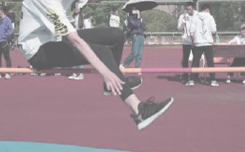 �҂�?n��i)�ο������ߣ?/></p>
<p>�����ٶȵĮa(ch��n)���ɃɷN���؛Q����һ�����ܾ��x��һ�����ܕr�g�����ܾ��x 18 �������s�� 9��11 �����������ܿɷֳ�ǰ��ɂ��A����ǰ�Ξ�5����7��������^������4��5�����_ʼ���ܕr����վ��ʽ���������ߎײ������܎ײ����վ��ʽ���ܾ�������������(sh��)�㷨��վ��ʽ���ܾ����(zh��n)��վ��ʽ���ܷ��^�鷀(w��n)������һ�N�ܷ����Ծ��_������һ�_ʼ�r֮�����o����</p>
<p>ǰ�����ܵĄ���Ҫ�є[��������ǰ�[��֧���ȳ�ݺ�ţ����w����һ��ǰ�A���ɱ�����ȵĄ���ǰ��[�ӣ��S�������ٶȵļӿ������ܵĲ��L��u�Ӵ�;���^Ҫע��΢�ʏ��S����</p>
<p>�M(j��n)���Εr�����w���Ĳ����½�����������r�����w�������_ʼ�½���������Ч�؜�(zh��n)���������ܵĄ�����(y��ng)��׃�����[���������P(gu��n)��(ji��)���S���������������֮ϥ�P(gu��n)��(ji��)����С�ȷe�Oǰ�[��С�Ƚ��Լ��������~�����_�������ض�Ѹ�ٵ؝L�ӵ�ǰ�_����������ţ����w������ֱ����ǰ�A���ɱ�����ȵĄ����Ӵ�ǰ��[�ӵķ��ȡ�</p>
<p>�M(j��n)�������c(di��n)ǰ�ɲ��r���������^�ɵ���������Ҫ�A���������ٶ�Ҳ���@�r���_(d��)������ٶ������w����Ҳ��������c(di��n)����(j��ng)�^���A�εı����M(j��n)����������ٶȺ����ĸ߶����������һ�����w��(y��ng)��A���β�λ��Ҫ�ŵ���ʹ�����ܴ��������ٵ،�ˮƽ�����Ğ鴹ֱ���������������������ǰ�˄������һ�������s�ȵڶ�����20��30��������������c(di��n)�Ƿ��ھ����ı��棬���Ǯa(ch��n)���ٶ��� ��������һ����(y��ng)�������ӹ������x�����˕r���y��ϥ�������P(gu��n)��(ji��)��Ȼ��ֱ���t��֫�켡�]�s���յ��������횏������������Ȳ����������r�����w���ĕ��^���³���ͬ�rʹ��С�����������A�\(y��n)�������M(f��i)�r�֜p�������ٶȣ�Ӱ����S�߶���</p>
<p>�����ǷN��(y��u)�����\(y��n)�����������ķN�������ߵķ��������������Ͻ̽o��ҿ������ߵķ�������Ϳ������\(y��n)�ӕ��ϻ����ڴ����ǰ����ͻ�����ӳ��������Ҷ������@�N�������h(yu��n)֮��\(y��n)�����������Ľ��������������߀�ǿ��c(di��n)���ɡ�</p><div   id=